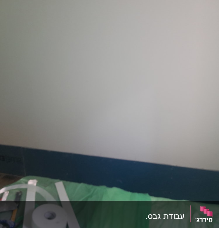 כלים וחומרים לעבודת גבס על רקע קיר